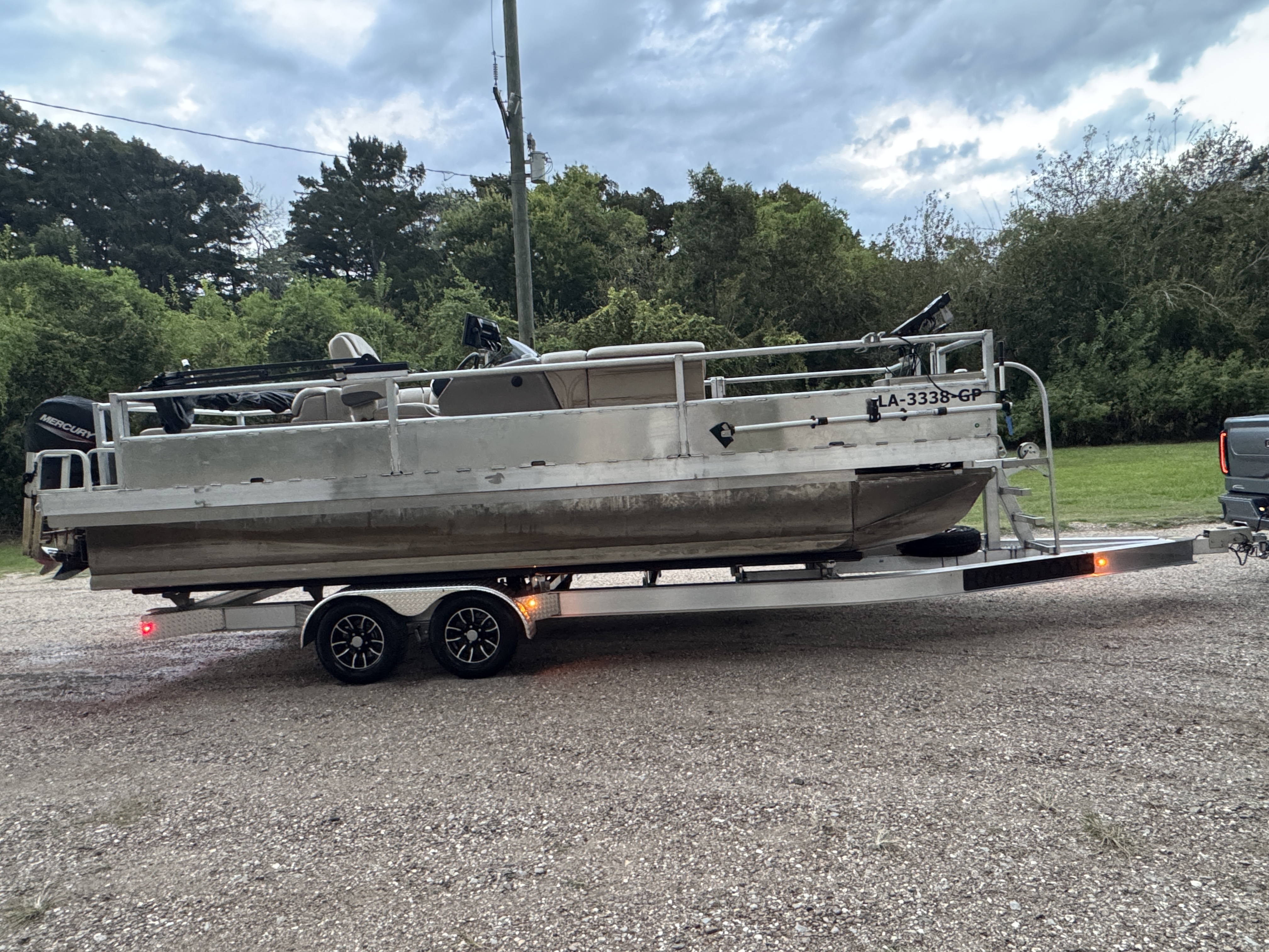 image of sun tracker pontoon for Martin's Guide Service on Toledo Bend