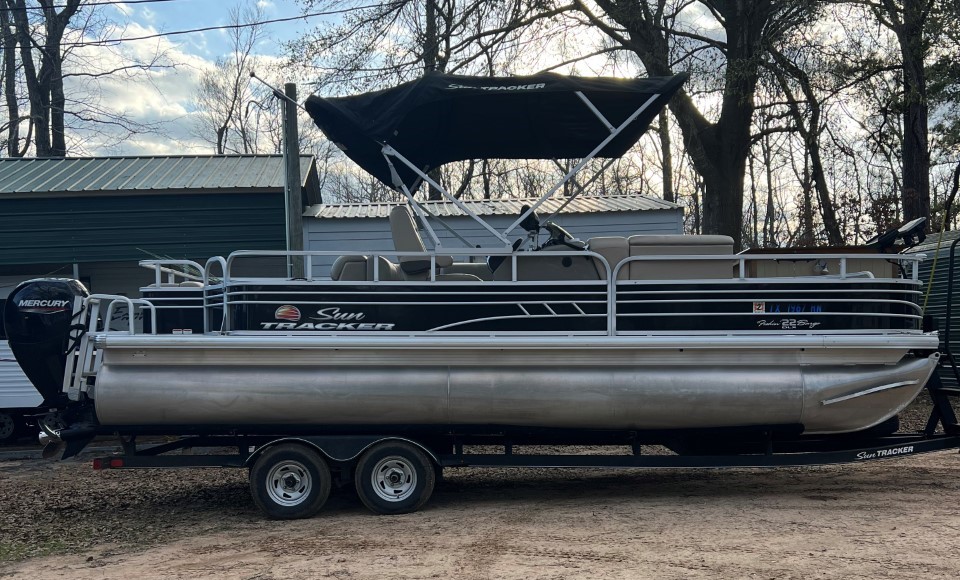 image of sun tracker pontoon for Martin's Guide Service on Toledo Bend